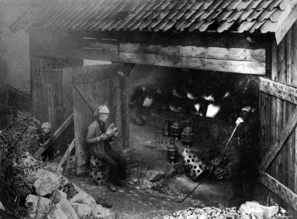 Hubert Schiffer (rechts) und der alte Töpfermeister Joseph Pitz-Matissen (links) während eines Steinzeugbrandes 