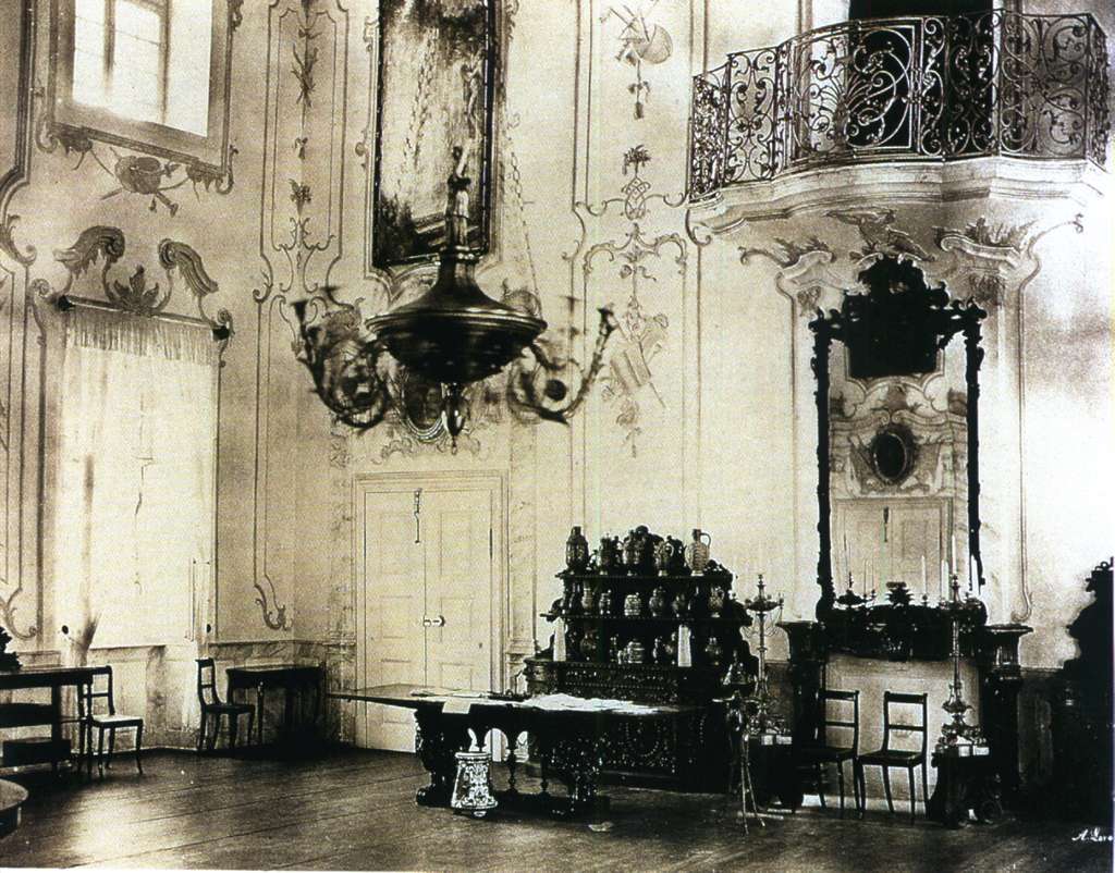 Saal im Neuen Schloss in Baden-Baden mit einer Sammlung von deutschem Steinzeug, um 1875 