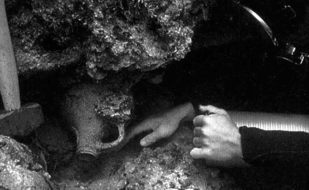 Australische Meeresarchäologen bergen ein Steinzeuggefäß.