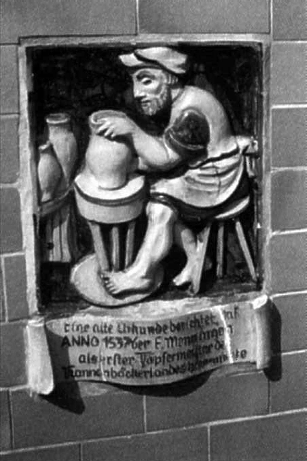 Inschrift an einem Haus in Grenzau. Das Datum müsste 1587 lauten.