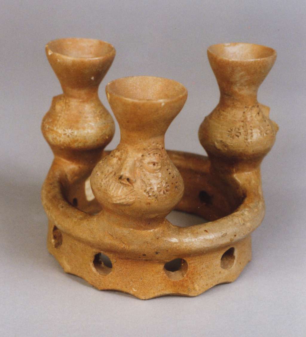 Ringgefäß mit drei Bechern, archäologischer Fund Raerenpfad-Merols, Töpfereimuseum Raeren, Inv. Nr. 5012